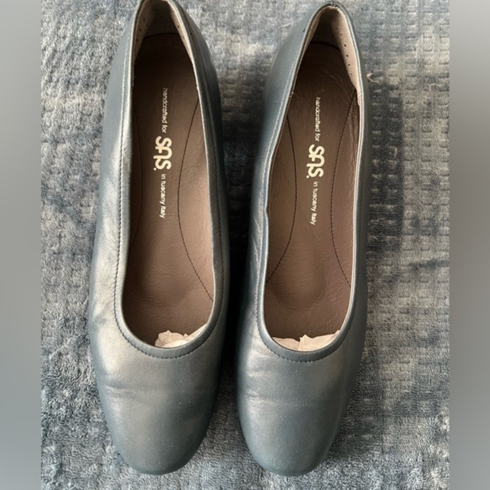 SAS size 9M blue leather heels
